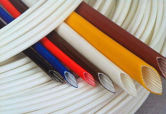 Un buon prezzo. Fibra di vetro rivestita di gomma di silicone blu con manica larghezza 50 mm che fornisce isolamento e protezione nelle applicazioni industriali in linea