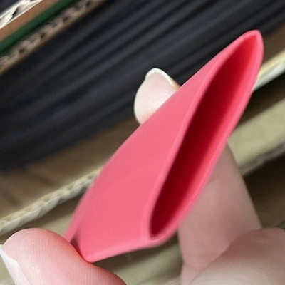Un buon prezzo. metropolitana restringibile elettrica della parete di 19.1mm di calore degli strizzacervelli del PE rosso adesivo doppio della tubatura in linea
